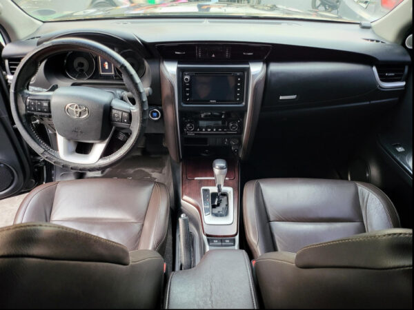 2016 Toyota Fortuner 2.4 V Automatic - Image 11