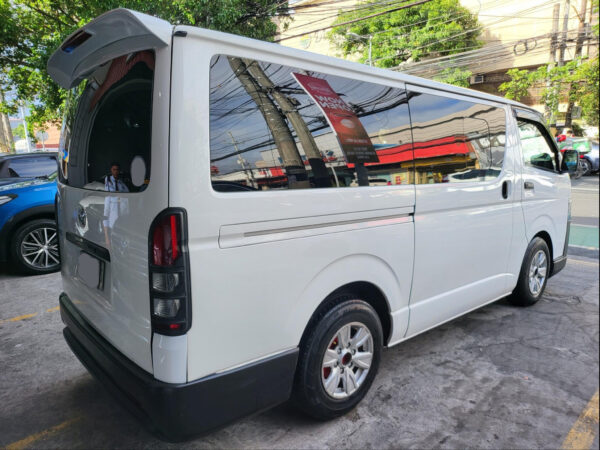 2017 Toyota Hiace 3.0 Commuter Manual - Image 4