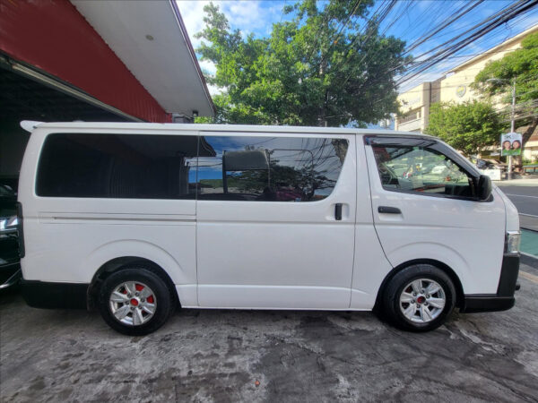 2017 Toyota Hiace 3.0 Commuter Manual - Image 7