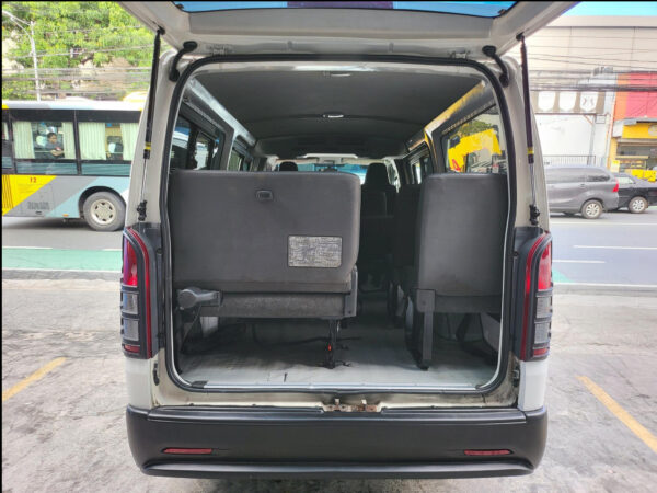 2017 Toyota Hiace 3.0 Commuter Manual - Image 9