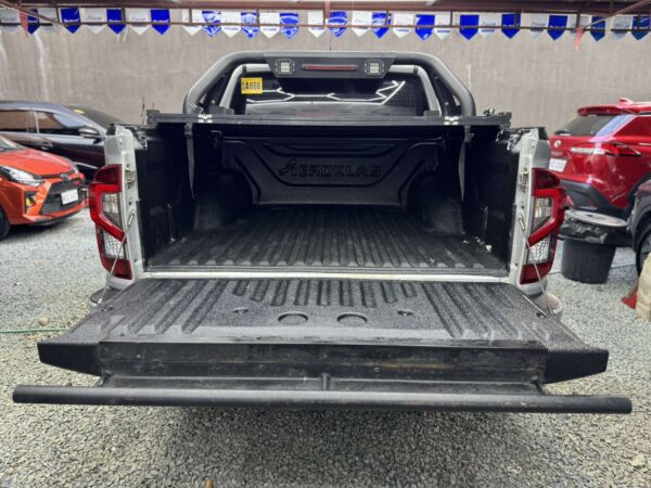 2023 Nissan Navara VE Calibre 4x2 - Image 17