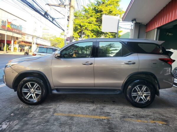 2016 Toyota Fortuner 2.4 G Diesel Manual - Image 6